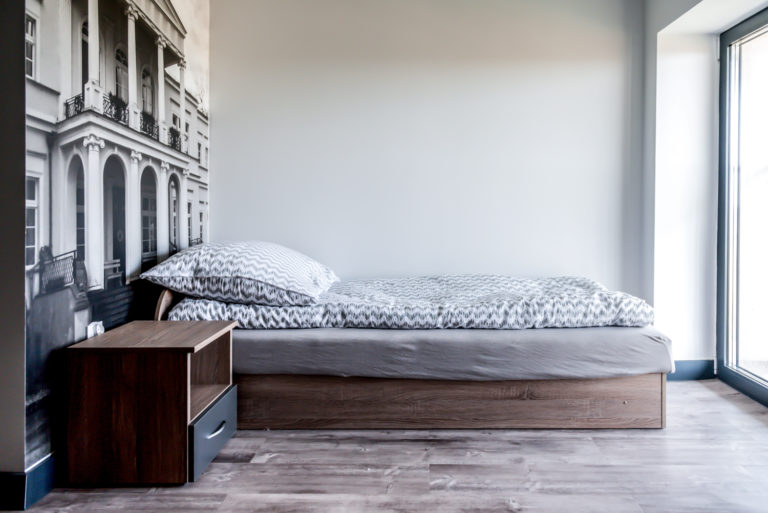 Pasieka Smakulskich - noclegi - zdjęcia wnętrz (pokoje na 1 piętrze) - łóżko z szafką nocną