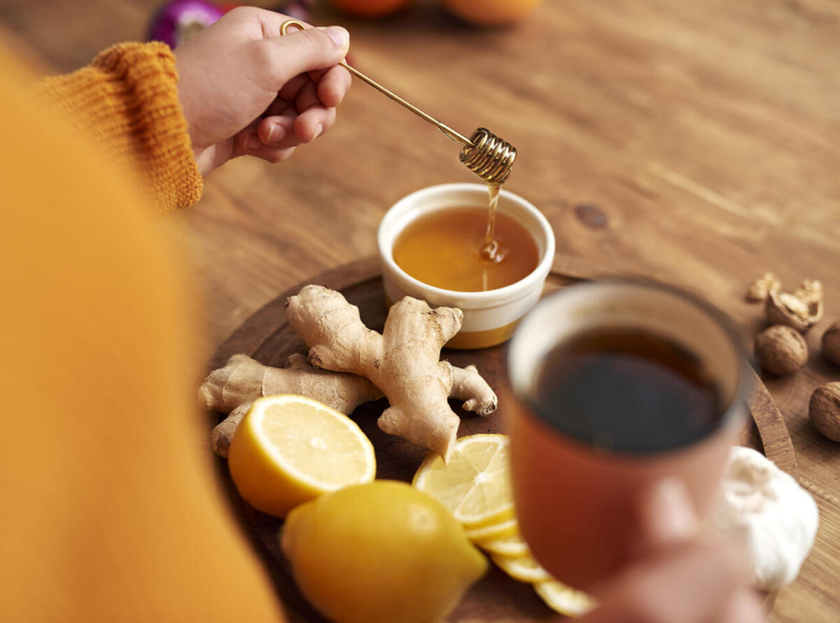 Herbata rozgrzewająca z miodem, cytryną i imbirem