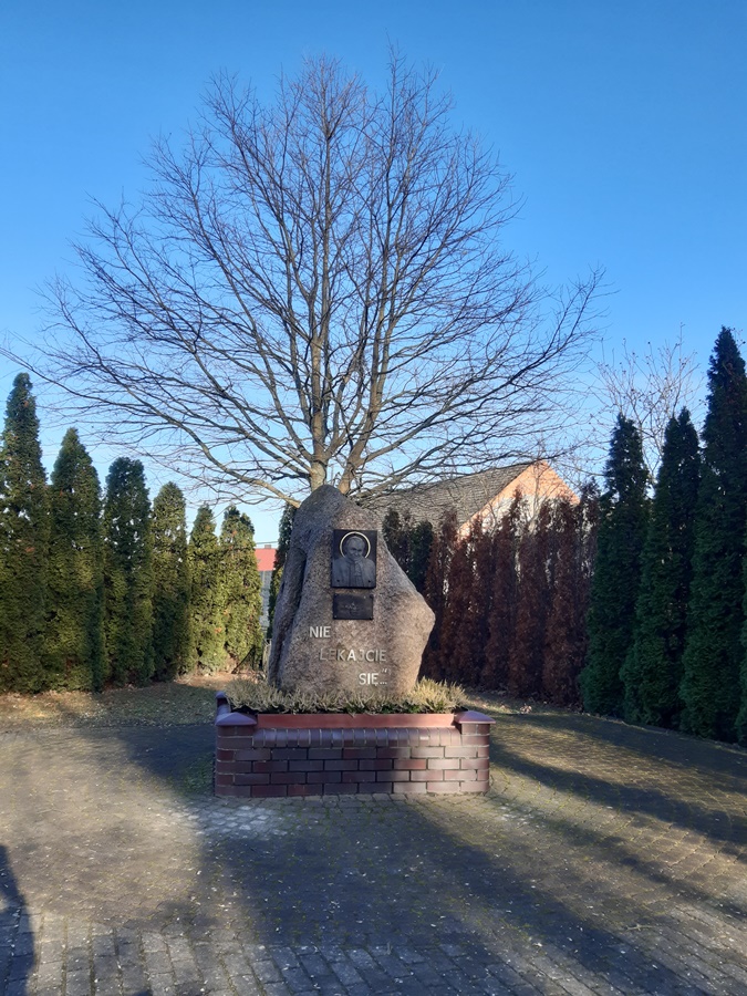 Pakosław - Kamień poświęcony Janowi Pawłowi II