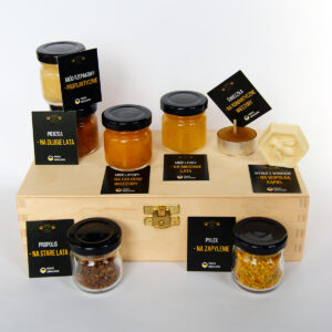 Produkt: Niezbędnik małżeński – miodowy upominek ślubny: drewniana skrzyneczka zawiera 8 naturalnych produktów pszczelich - sklep pasiekasmakulskich.pl